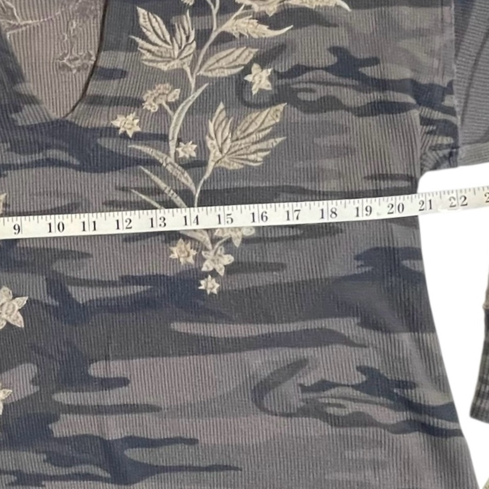 Johnny Was Fleurie Gray
Camo Floral Embroidered
Thermal Long Sleeve Top Size - Picture 10 of 11